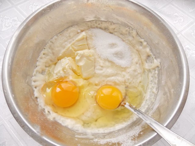 Смешиваем опару с яйцом, сахаром и сливочным маслом