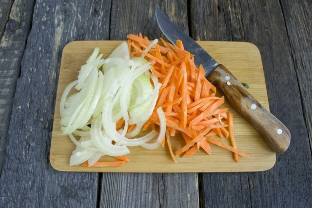 Отдельно пассеруем репчатый лук и морковь