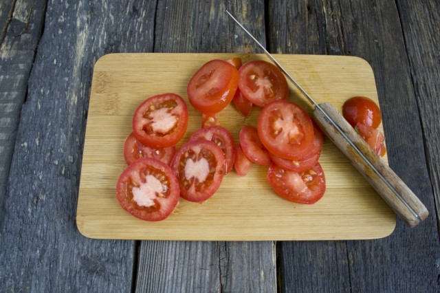 Нарезаем и обжариваем помидоры. Выкладываем все овощи в жаровню