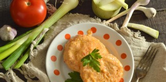 Нежные куриные биточки с кабачком в кисло-сладкой подливке