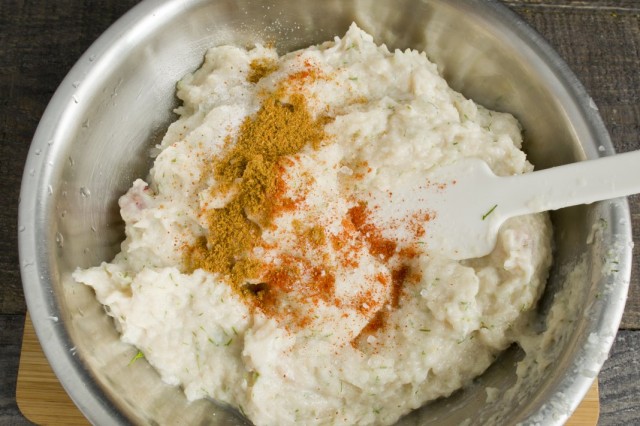 Пропускаем через мясорубку куриное филе и размоченный хлеб. Добавляем специи Пропускаем через мясорубку куриное филе и размоченный хлеб. Добавляем специи