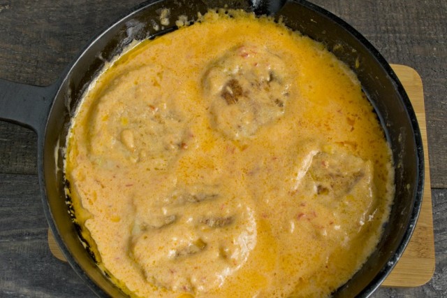 В соус выкладываем куриные биточки с кабачками В соус выкладываем куриные биточки с кабачками