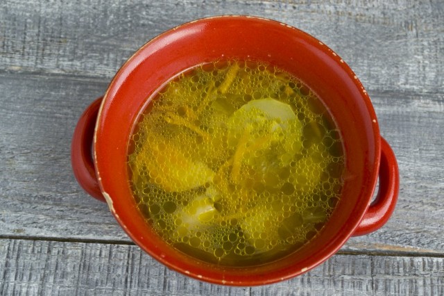 Свежие щи с курицей и листовым салатом Свежие щи с курицей и листовым салатом