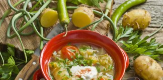 Летний овощной суп на курином бульоне