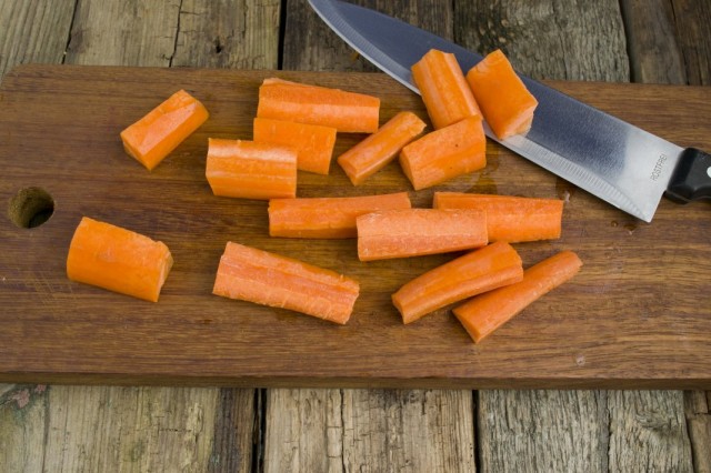 Чистим и нарезаем морковь