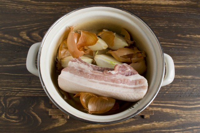 Кладём в кастрюлю кусок свиной грудинки Кладём в кастрюлю кусок свиной грудинки