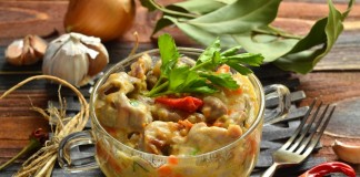 Тушеные в сметане куриные желудки