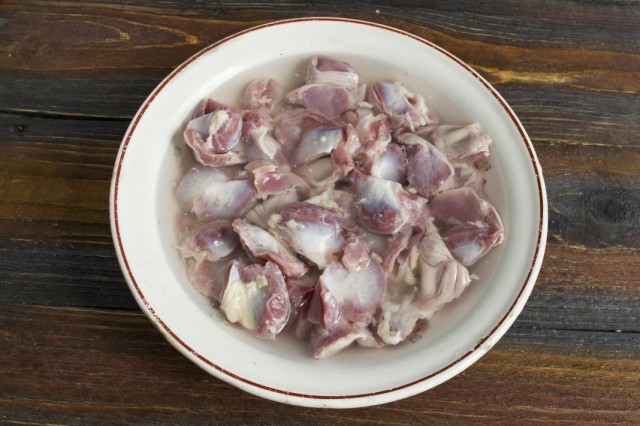 Очищаем и промываем куриные желудки Очищаем и промываем куриные желудки