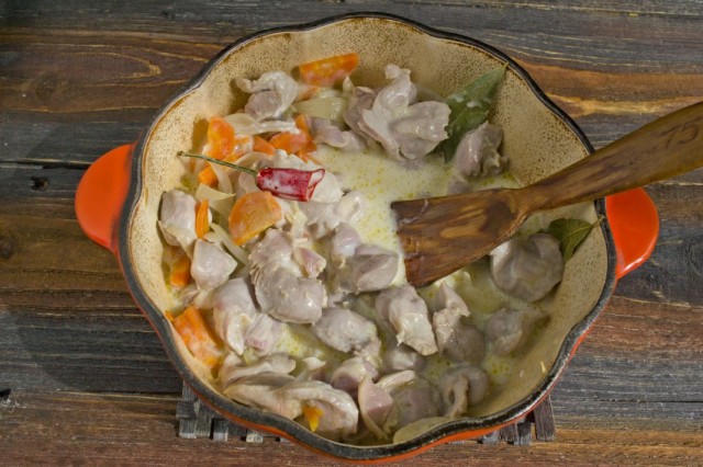 Обжариваем куриные желудки с овощами и заливаем сметанной подливой Обжариваем куриные желудки с овощами и заливаем сметанной подливой