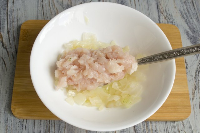Добавляем куриный фарш Добавляем куриный фарш
