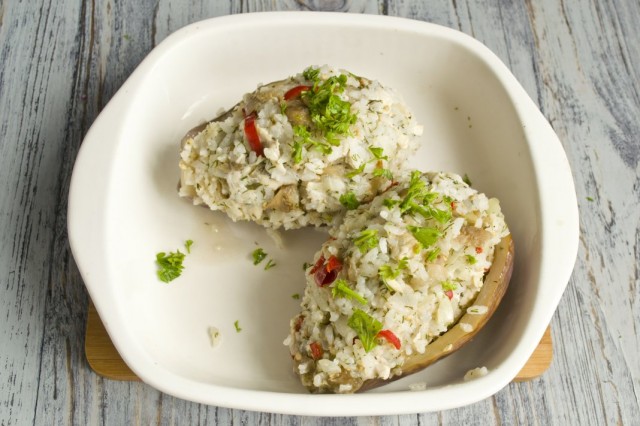 Запекаем фаршированные рисом и курицей баклажаны в духовке Запекаем фаршированные рисом и курицей баклажаны в духовке