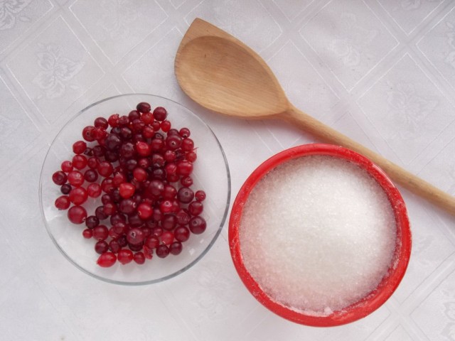 Ингредиенты для приготовления клюквы с сахаром