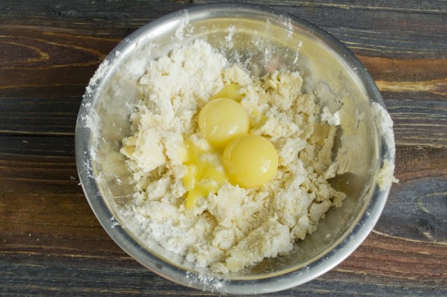 Добавляем яичные желтки и замешиваем тесто