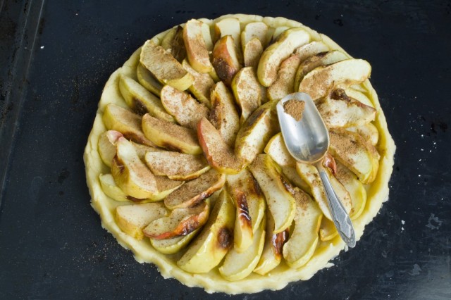 Посыпаем яблоки корицей и мускатным орехом Посыпаем яблоки корицей и мускатным орехом
