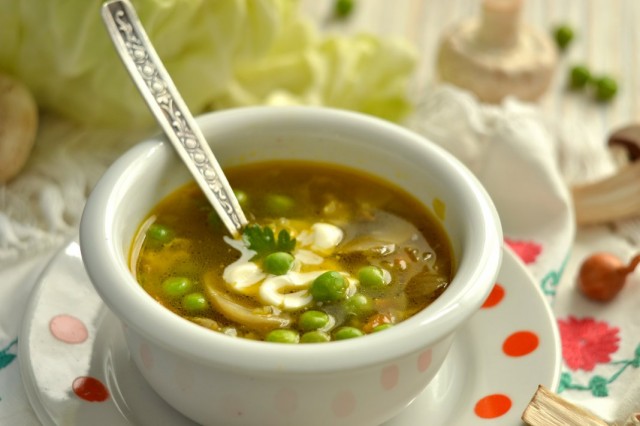 Куриный суп с зелёным горошком и грибами Куриный суп с зелёным горошком и грибами