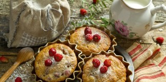 Маффины на кефире с начинкой из земляники