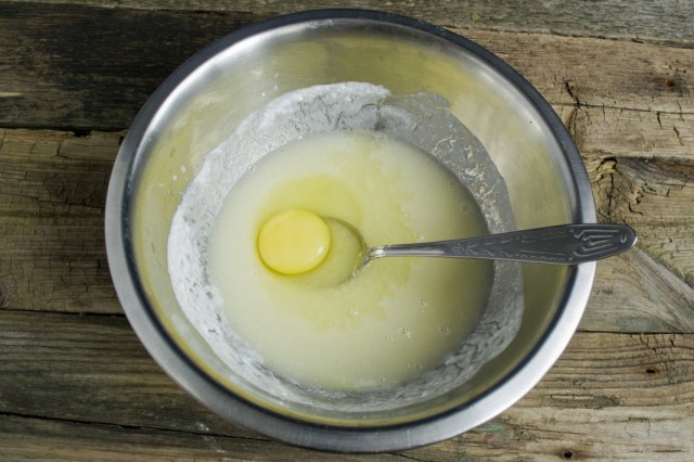 Добавляем куриное яйцо Добавляем куриное яйцо