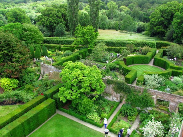 Пример панорамного сада с разделёнными зонами
