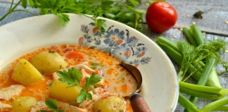Суп-гуляш из курицы с молодым картофелем и зелёным луком