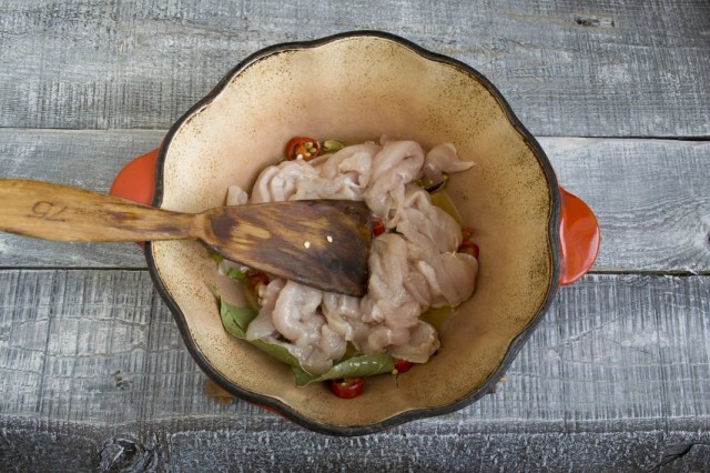 Обжариваем в специях куриное филе Обжариваем в специях куриное филе