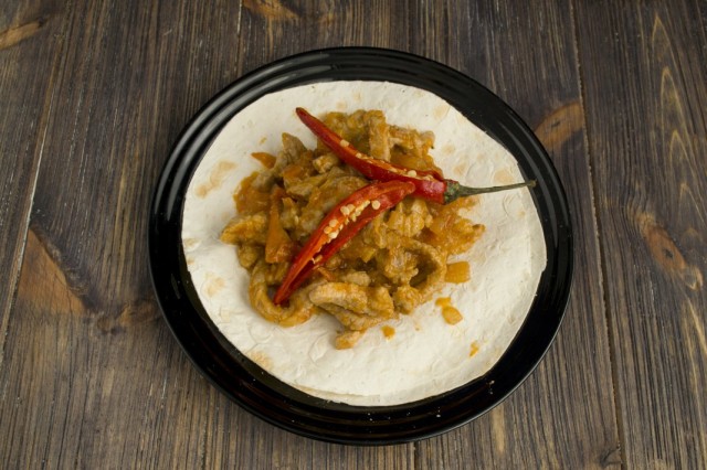 Выкладываем обжаренные овощи с мясом на лепёшку и поливаем подливкой Выкладываем обжаренные овощи с мясом на лепёшку и поливаем подливкой