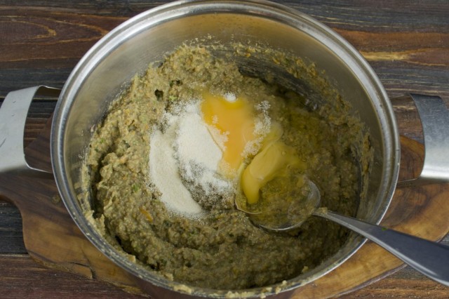 Добавляем в фарш для котлет манную крупу и куриное яйцо Добавляем в фарш для котлет манную крупу и куриное яйцо