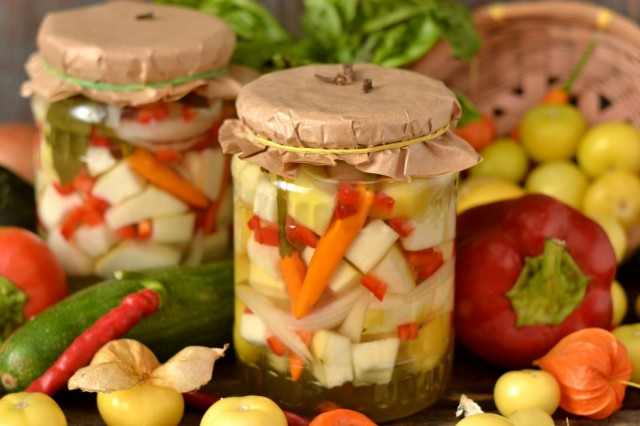 Маринованные кабачки с луком, перцем и физалисом Маринованные кабачки с луком, перцем и физалисом