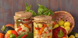 Маринованные кабачки с луком, перцем и физалисом