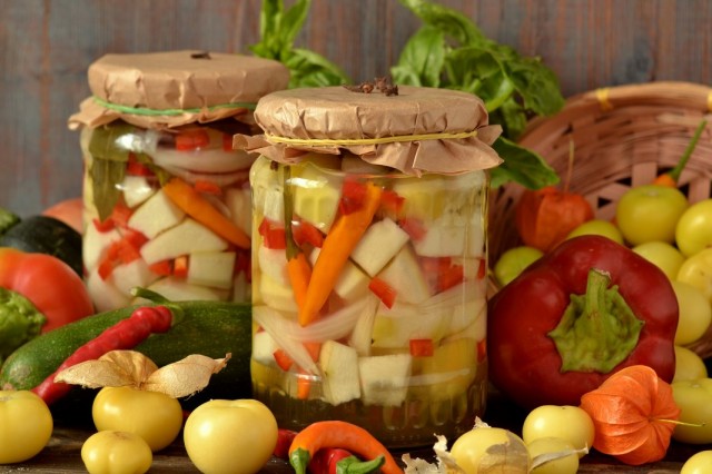Маринованные кабачки с луком, перцем и физалисом Маринованные кабачки с луком, перцем и физалисом