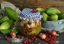 Маринованные огурцы с красной смородиной и луком Маринованные огурцы с красной смородиной и луком