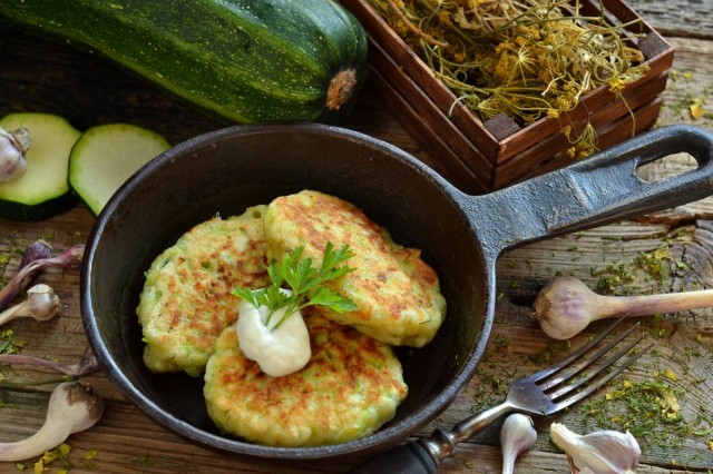 Вкусные оладьи из кабачков с сыром и чесноком Вкусные оладьи из кабачков с сыром и чесноком