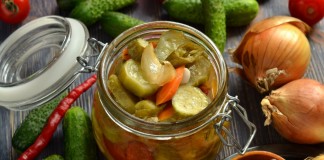 Корейский салат с огурцами и помидорами на зиму