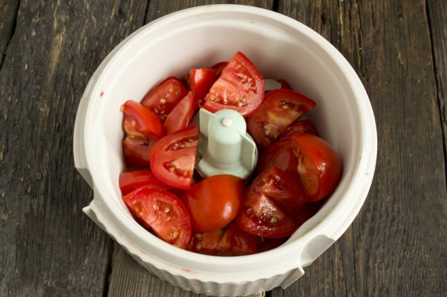 Измельчаем томаты в блендере до получения однородной массы