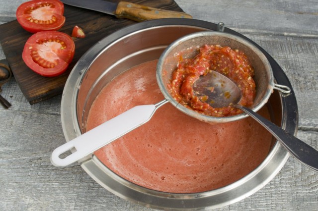 Протираем томатное пюре через сито