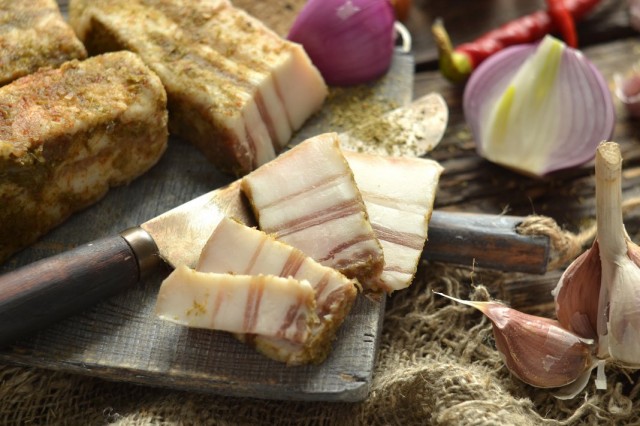 Вкусное домашнее сало из свиной грудинки Вкусное домашнее сало из свиной грудинки