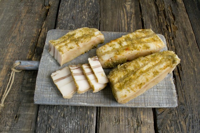 Вкусное домашнее сало из свиной грудинки Вкусное домашнее сало из свиной грудинки