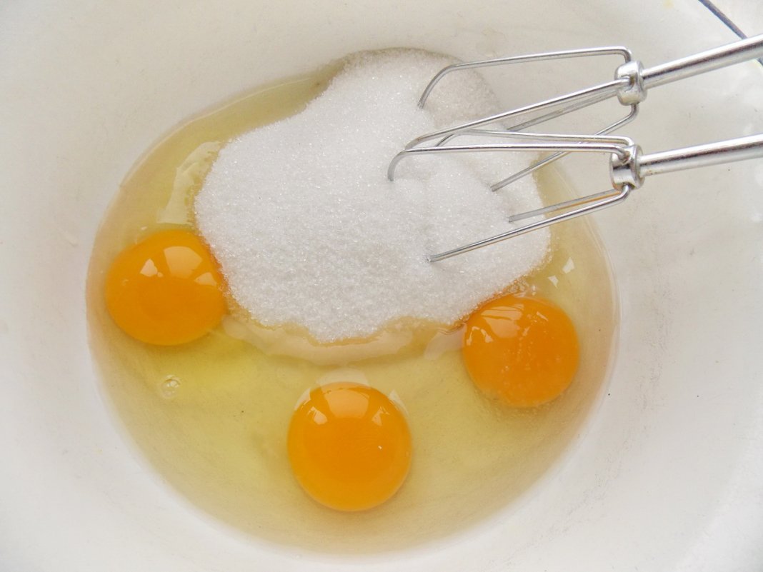 Разбитые яйца 2. Яйца в миске. Разбить яйца в миску. Яйцо в мисочке. Яйца и сахар в миске.