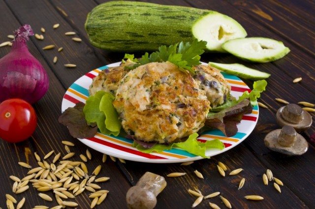 Куриные котлеты с грибами и кабачками