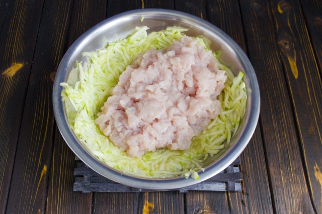 Куриный фарш смешиваем с натертыми кабачками Куриный фарш смешиваем с натертыми кабачками
