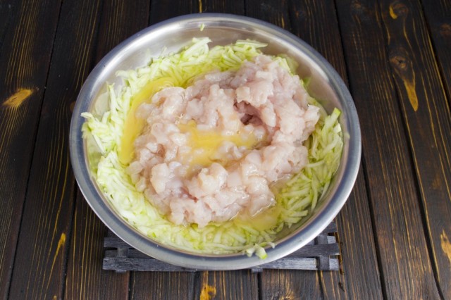 Вбиваем в фарш куриное яйцо Вбиваем в фарш куриное яйцо