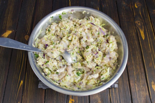 Смешиваем грибную обжарку и куриный фарш с кабачками Смешиваем грибную обжарку и куриный фарш с кабачками