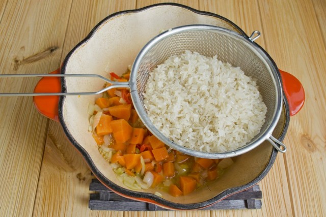 Обжариваем с овощами промытый белый рис Обжариваем с овощами промытый белый рис