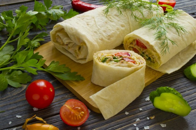 Роллы с курицей — «Цезарь ролл» Роллы с курицей — «Цезарь ролл»