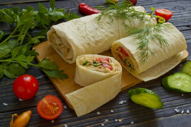 Роллы с курицей — «Цезарь ролл» Роллы с курицей — «Цезарь ролл»
