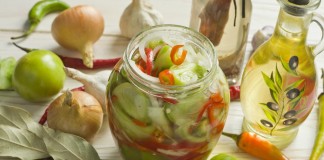 Салат из зелёных помидоров с луком и перцем на зиму