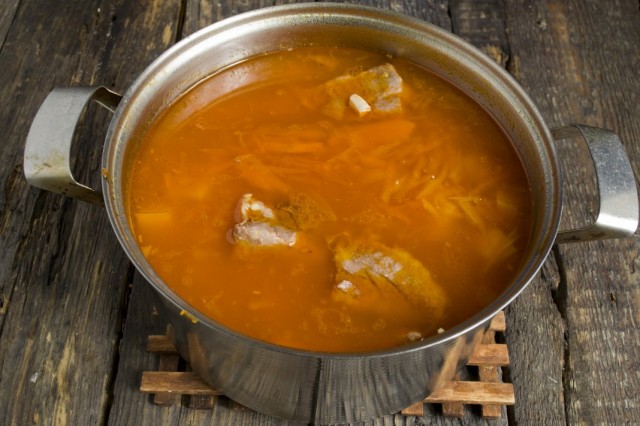 Настаиваем готовый суп с тыквой, фасолью и свиными рёбрышками 20 минут в тепле