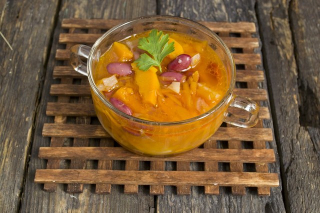Суп с тыквой, фасолью и свиными рёбрышками
