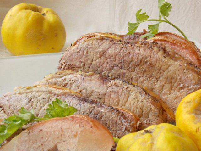 Свинина с айвой, запечённая в фольге