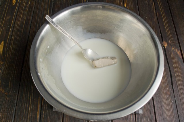 Разводим свежие дрожжи в тёплом молоке