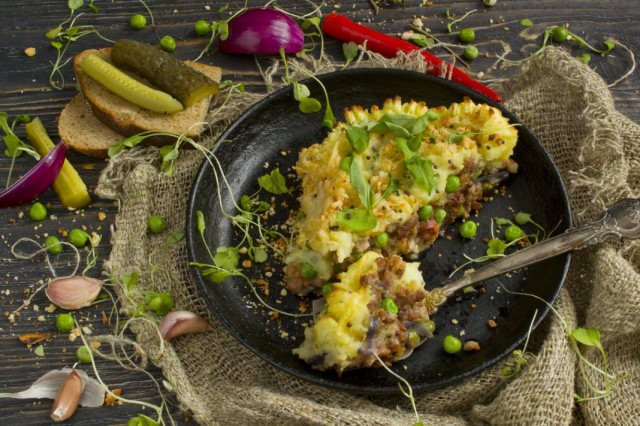 Картофельный пирог с фаршем и овощами